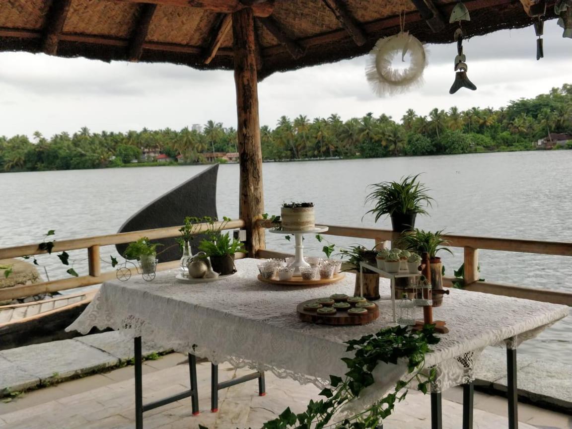 Baymaas Lake House Kochi Extérieur photo